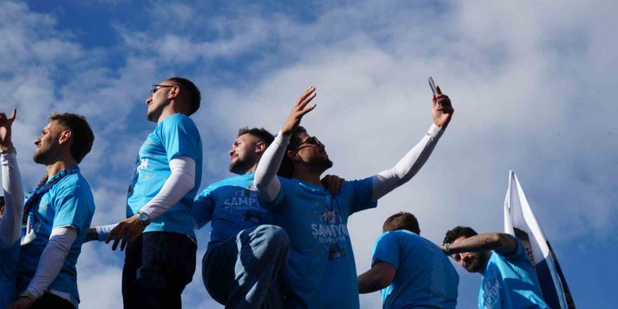 Erzurum Tek Yürek.. Şampiyonluk Kupası Binlerin Önünde Yükseldi!