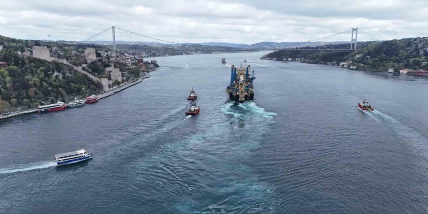 Dev Boru Döşeme Gemisi Castorone Boğaz’dan Geçti