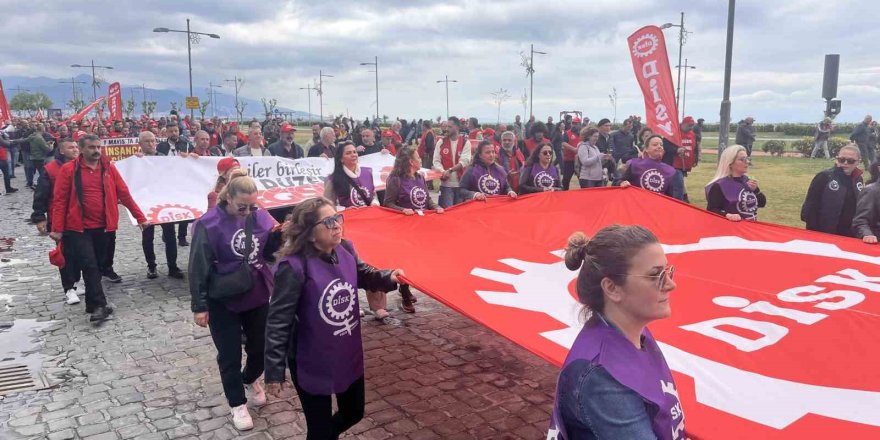 İzmir’de 1 Mayıs Coşkuyla Kutlandı