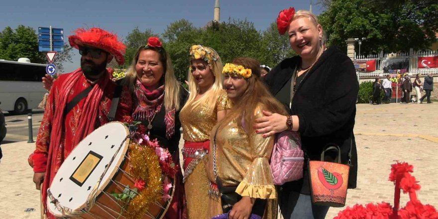 Binlerce Turist Edirne’ye Akın Etti, Selimiye Meydanı Doldu