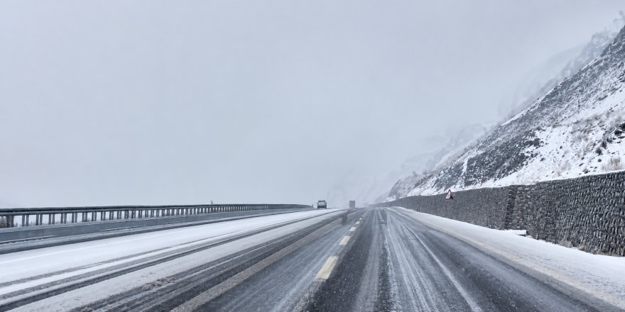 Mayıs’ta Kış Geri Döndü.. Erzincan ve Bayburt’ta Geçitler Beyaza Büründü..!