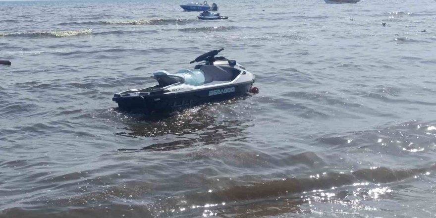 Dereden Gelen Sular Denizi Kahverengiye Bürüdü, Turistler Sahili Boşalttı