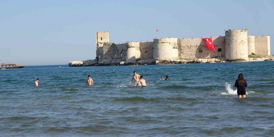 Güneşi Gören Denize Girdi: Havalar Isındı, Turizm Sezonu Başlıyor