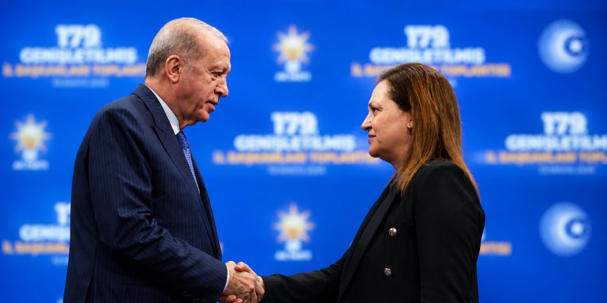 Rozetini Erdoğan Taktı.. CHP’li Burcu Köksal’ın AK Parti’ye Geçişi Siyaseti Sarstı!