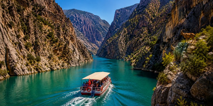 Kemaliye’de Doğa ve Adrenalin Buluşuyor.. Karanlık Kanyon’a Ziyaretçi Akını!