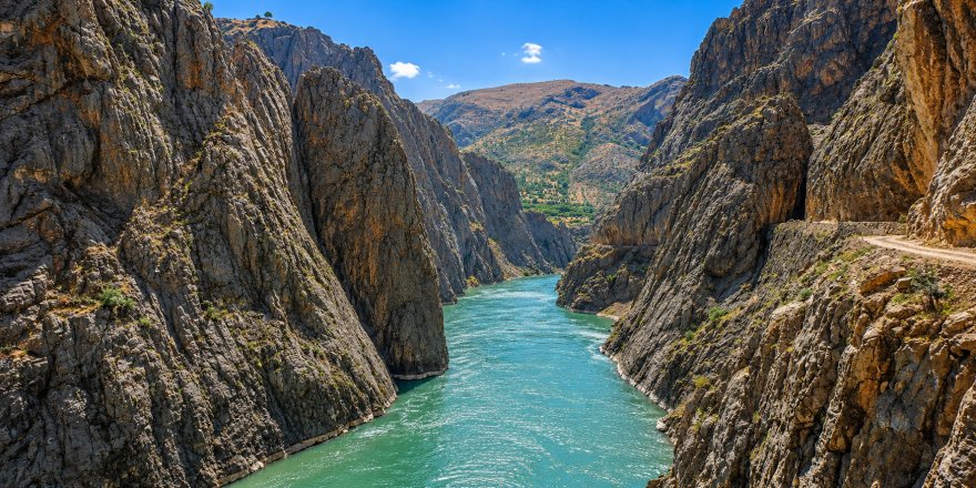 Kemaliye’de Doğa ve Adrenalin Buluşuyor.. Karanlık Kanyon’a Ziyaretçi Akını!