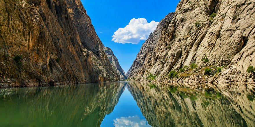 Kemaliye’de Doğa ve Adrenalin Buluşuyor.. Karanlık Kanyon’a Ziyaretçi Akını!