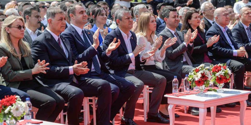 Özgür Özel, İzmir’de Ferdi Zeyrek Spor Kompleksi’nin Açılışına Katıldı
