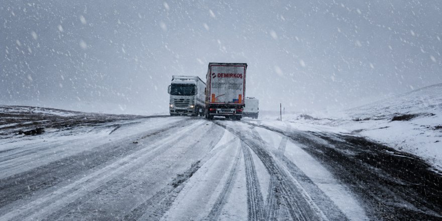 Mayıs Ortasında Kar Esareti.. Ilgar Dağı Geçidi’nde Çok Sayıda TIR Yolda Kaldı!