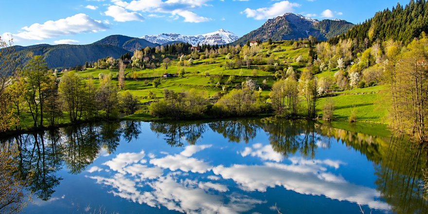 Artvin’in Saklı Cenneti Şavşat.. Balık Gölü İlkbaharla Kartpostallık Görüntülere Büründü!