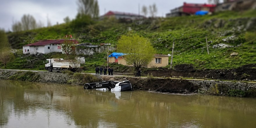 Bülbül Mahallesi’nde Korkutan Kaza.. Çaya Devrilen ‘İş Makinesi’nden Yaralı Kurtarıldı!