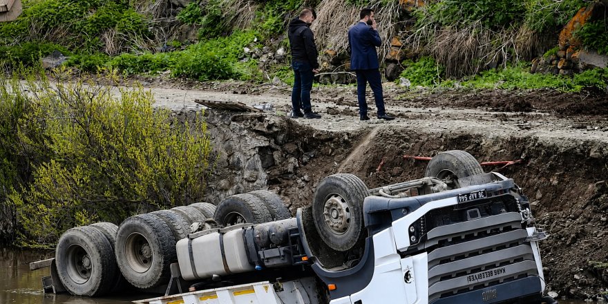 Bülbül Mahallesi’nde Korkutan Kaza.. Çaya Devrilen ‘İş Makinesi’nden Yaralı Kurtarıldı!