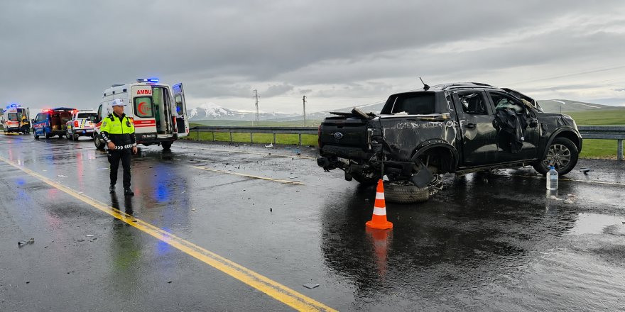 Kars-Iğdır Yolunda Valilik Konvoyu Kazası.. Dolu ve Yağışta 4 Polis Yaralandı!