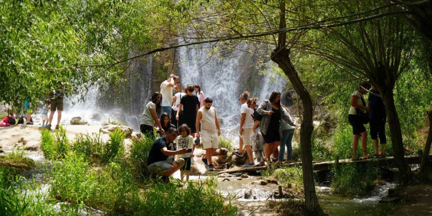 Erzincan'ın Çağlayan İlçesinde Kar Suları Eridi, Girlevik Coştu