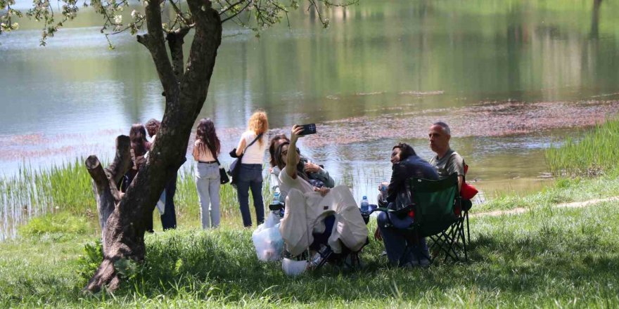 Tatilciler Bayramda Gölcük Tabiat Parkı’na Akın Etti
