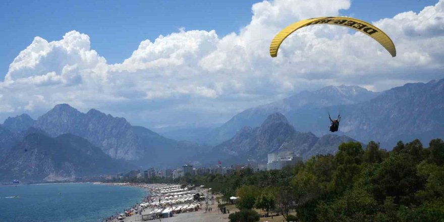 Bayramın İlk Gününde Tatilciler Antalya Sahillerine Akın Etti