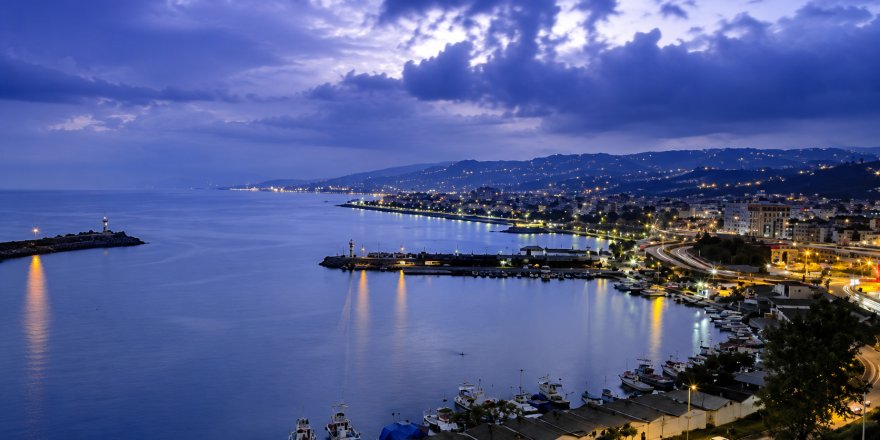 Trabzon’da Yağmurla Birlikte Çakan Şimşekler Gökyüzünü Aydınlattı