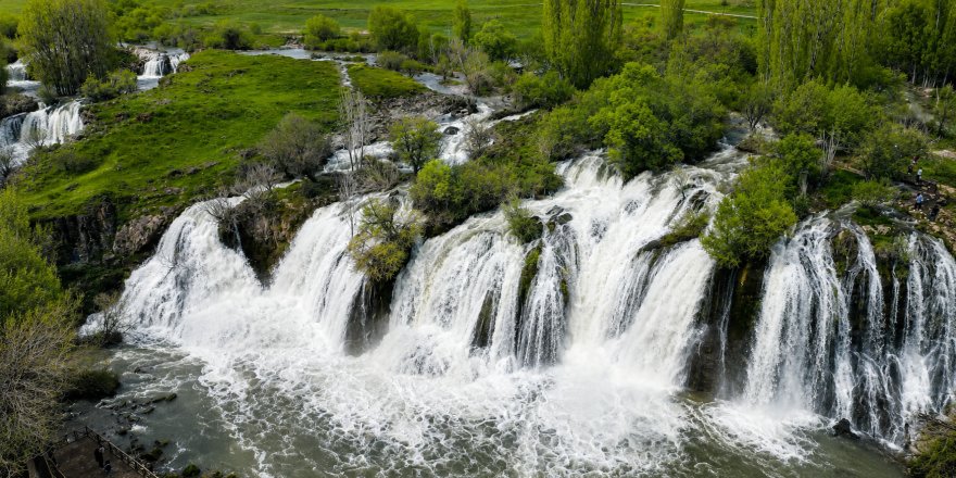Van’ın Doğa Harikası Muradiye Şelalesi, Bayramda Doldu Taştı