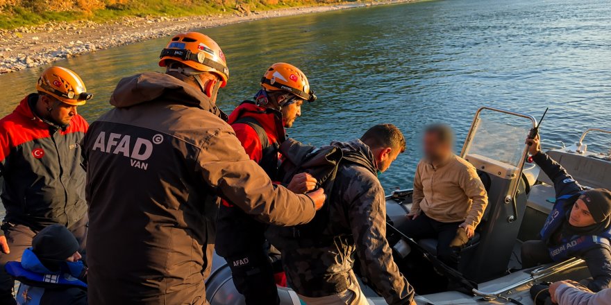 Van Gölü Kıyısında Mahsur Kalan 3 Kişi Kurtarıldı