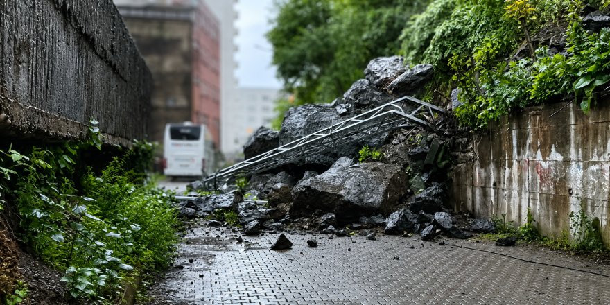 Artvin Hopa’da Yağış Heyelana Yol Açtı.. Dev Kayalar Sokağı Ulaşıma Kapattı!