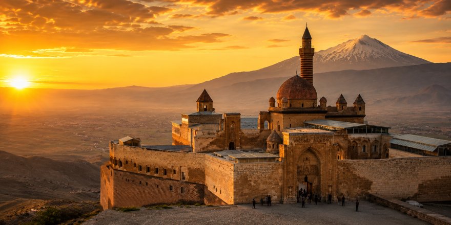 Doğubayazıt’ın Tarihi Hazinesi Ziyaretçi Akınına Uğradı.. Bayramda 25 Bin Turist Geldi!