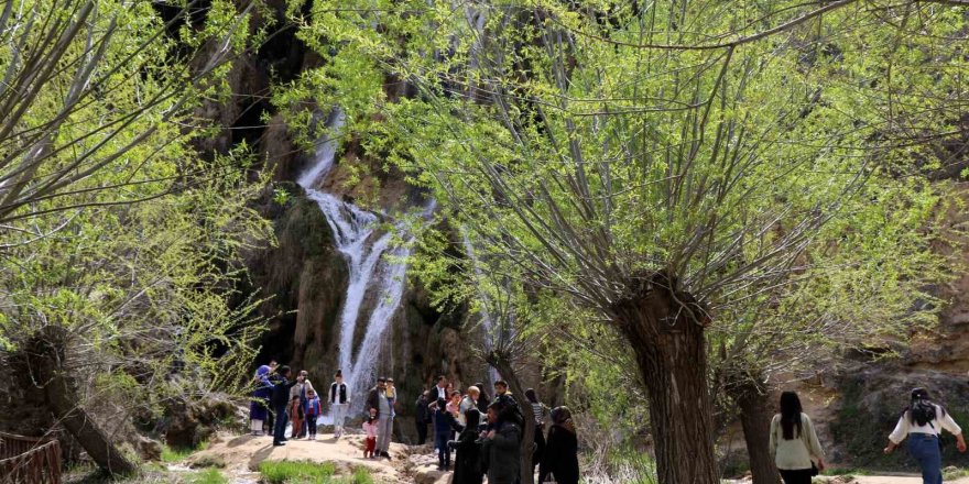 Girlevik Şelalesi Bayramda Ziyaretçi Akınına Uğradı