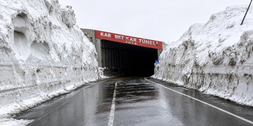 Van Bahçesaray Yolu Kontrollü Olarak Ulaşıma Açıldı