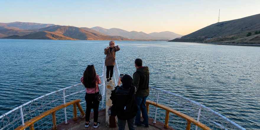 1700 Rakımdaki Doğa Harikası Göl Turistlerin İlgi Odağı