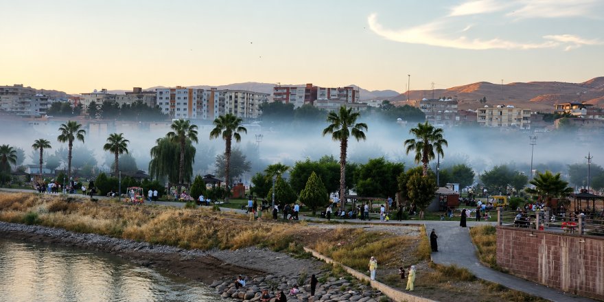 Cizre’de Mangal Dumanı Nehir Üzerinde Sis Görünümü Oluşturdu