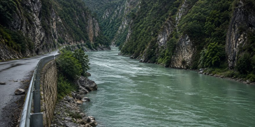 Çoruh Nehri’nde Kayıp Alarmı.. Nehre Uçan Otomobildeki Baba ve Oğul Aranıyor!