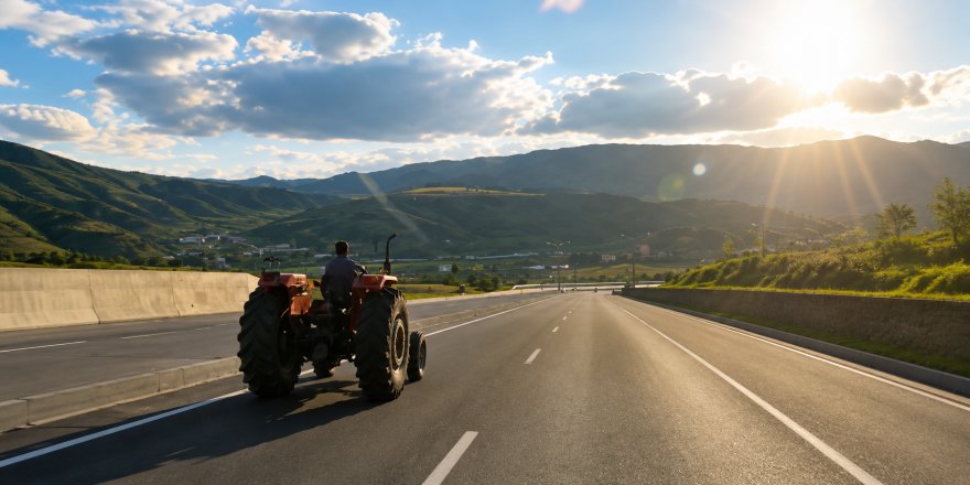 80 Kilometre Hızla Giden Aracı Sollayan Traktör Sürücüsü Kamerada