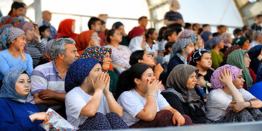 Kadınların İlgi Gösterdiği Futbol Turnuvası Başladı: Tepeler Seyirciyle Doldu