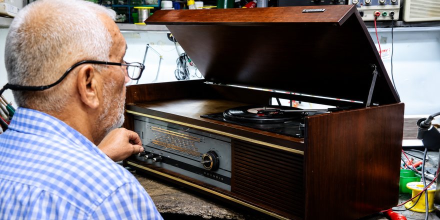 Çöpe Atılmasın Diye 80-100 Yıllık Radyoları Çalışır Hale Getiriyor