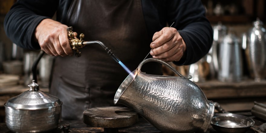 Unutulmaya Yüz Tutan Kalaycılık.. Gezici Çift Kars’ta Geleneksel Zanaatı Sürdürüyor!