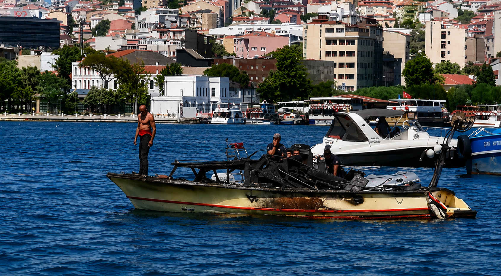 Balat Sahilinde Tekne Alev Alev Yandı: Denize Atlayarak Kurtuldular