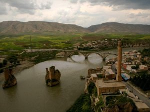 HDP’li Aslan Kendini Kayaya Zincirledi