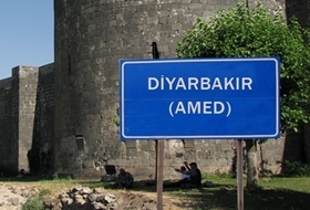 Diyarbakır Büyükşehir Belediyesi’nden Çift Dilli Tabela