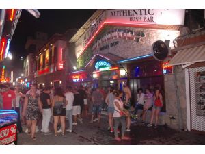 Yabancı Turistlerin Kuşadası’nda Eğlence Adresi: Barlar Sokağı