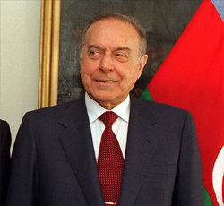 Haydar Aliyev Kars'ta ANILDI