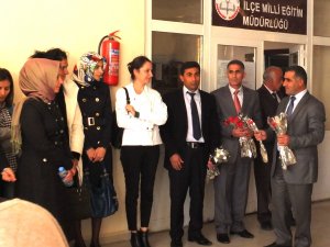 Susuz'a Atanan Öğretmenler Çiçekle Karşılandı
