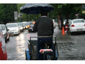 Sağanak Yağmur İzmir’de Hayatı Felç Etti