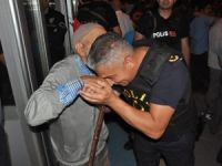 Çevik Kuvvet Müdürü Demokrasi Nöbeti Tutan Dedenin Elini Öptü