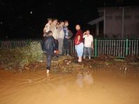 Köprüyü Sel Aldı, Yaklaşık 40 Hane Mahsur Kaldı