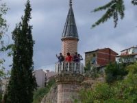 Tarihi Caminin Minaresinde Selfie Çılgınlığı