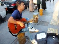 Gitar Çalarak Engelli Annesine ve Babasına Bakıyor