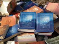 Kars’ta Dere Kenarında Çok Sayıda Kitap Bulundu