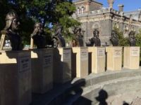 Kars'a 'Türk Büyükleri' Heykelleri