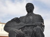 Aşık Şeref Taşlıova’nın Sazını Yine Kırdılar