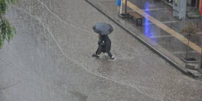 Meteoroloji Uyarmıştı.. Şiddetli Yağış Gelince, Kars'ın Caddeleri Göl Oldu!