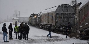 ‘Yük Treni’nin Vagonu Raydan Çıktı